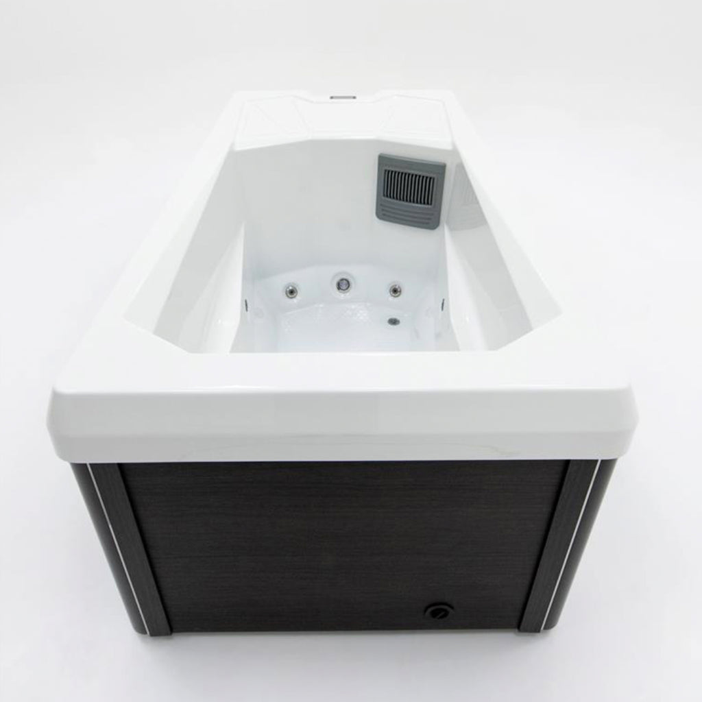 High-performance water jets on the Chill Tubs Pro eliminate the thermal barrier.